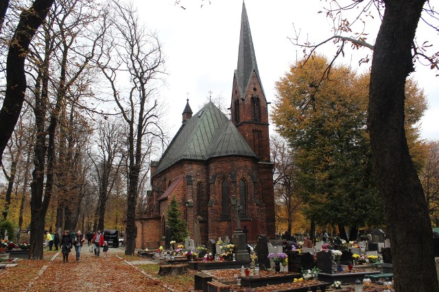 Cmentarz Mater Dolorosa w Bytomiu w piątek, 30 października 2020 roku. Zobacz kolejne zdjęcia. Przesuwaj zdjęcia w prawo - naciśnij strzałkę lub przycisk NASTĘPNE >>>