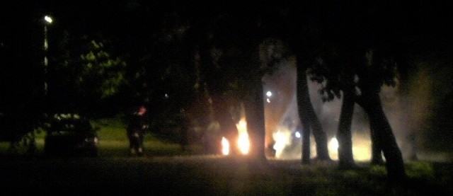 Płonący samochód przy ulicy Szymanowskiego.