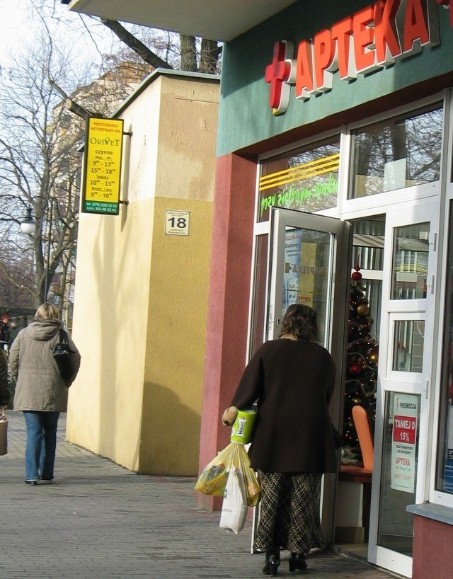 W niedzielę ta apteka była nieczynna w dzień, chociaż powinna działać przez całą dobę.