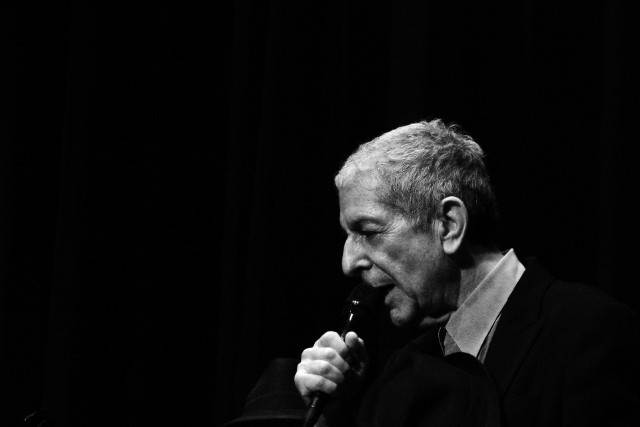 Leonard Cohen był kanadyjskim poetą, pisarzem i piosenkarzem, który tworzył piosenki w stylu autorskim, w gatunku folk rocka. Piosenkarz zmarł w 2016 roku, mając 82 lata. Miał szanse na literackiego Nobla za swoją twórczość. Zobacz jego największe przeboje --->