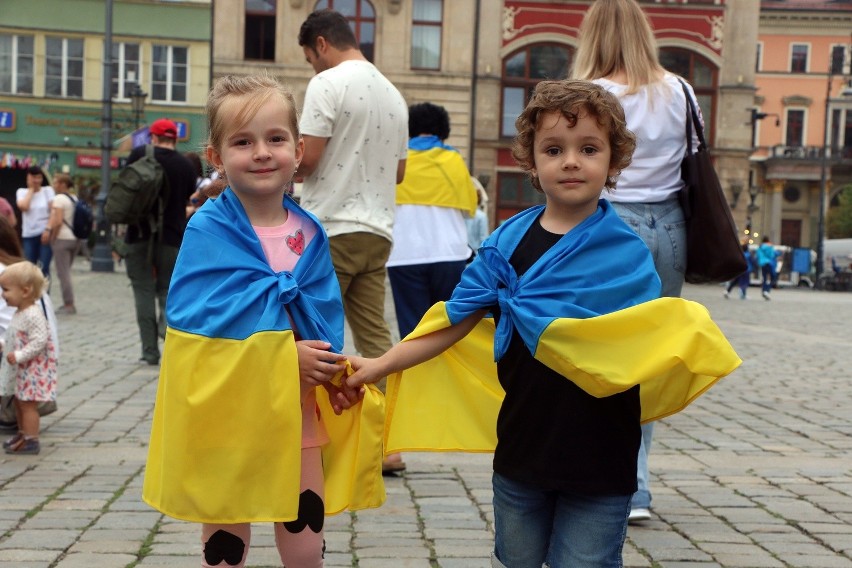 W centrum Wrocławia Ukraińcy maili i ci więksi manifestowali...