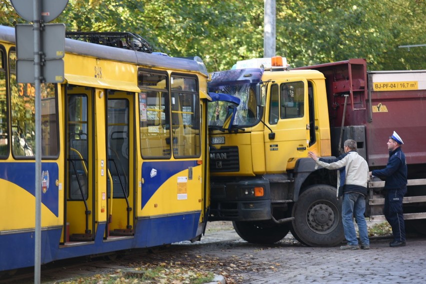 W Toruniu zderzyła się ciężarówka z tramwajem. Dwie osoby...