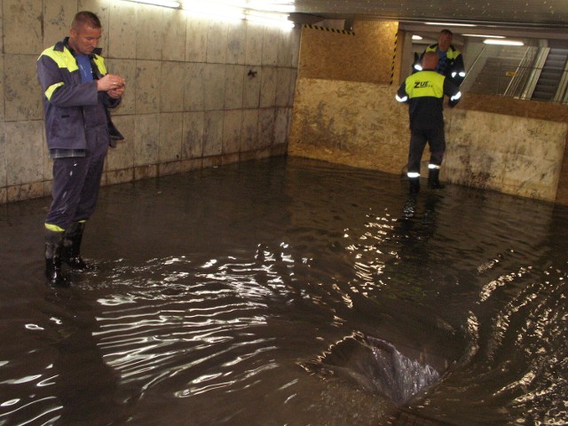 Tunel łączący Dworzec Zachodni z Dworcem Główny PKP w  Poznaniu jest  zalany