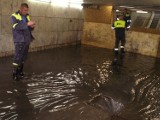 Poznań. Strażacy pompują wodę z dworcowego tunelu [ZDJĘCIA]