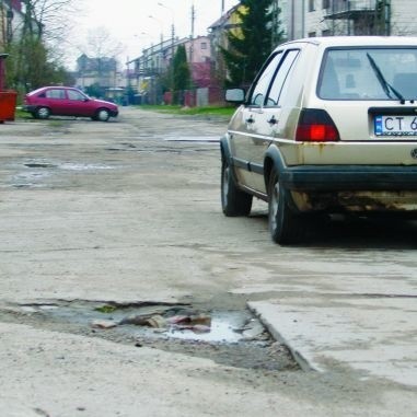 Dziurawa jezdnia - tak obecnie wygląda ul. Kasprowicza