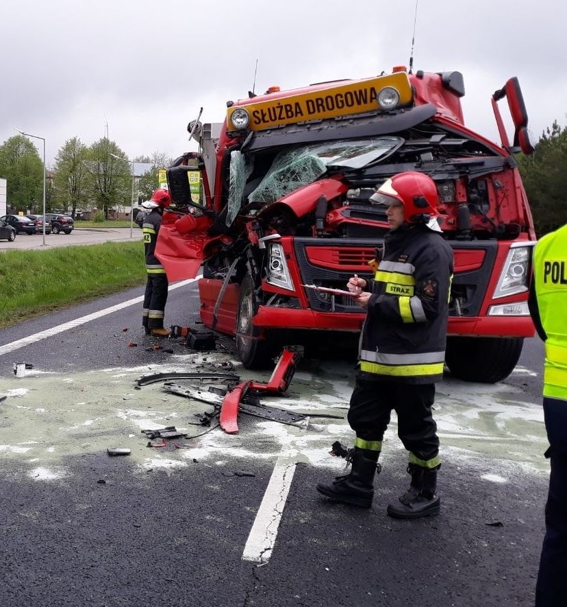 Zderzenie dwóch ciężarówek w Cmolasie. Droga całkowicie zablokowana, policja wyznaczyła objazdy