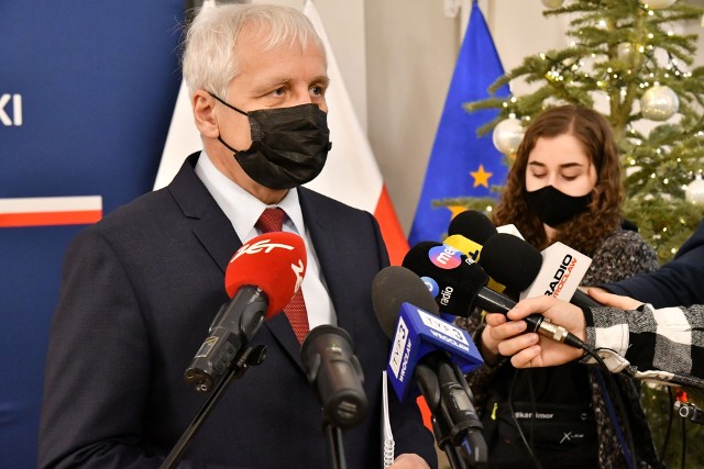 Wojewoda Dolnośląski Jarosław Obremski podczas konferencji prasowej poinformował o sytuacji epidemicznej w regionie.
