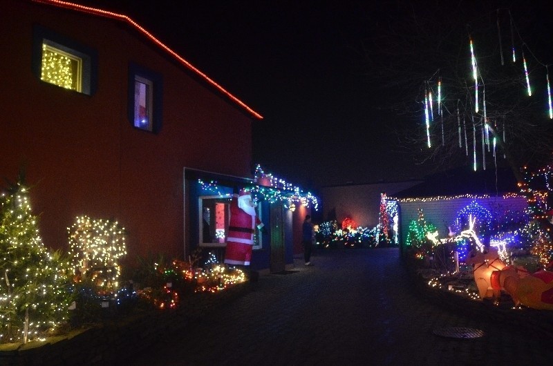 Świąteczna iluminacja domu na Rokiciu. Jak z bajki o Bożym Narodzeniu! [ZDJĘCIA, FILM]