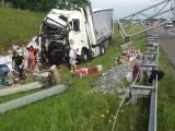 Po wypadku na autostradzie A4 drogowcy 14 godzin usuwali zniszczoną bramownicę