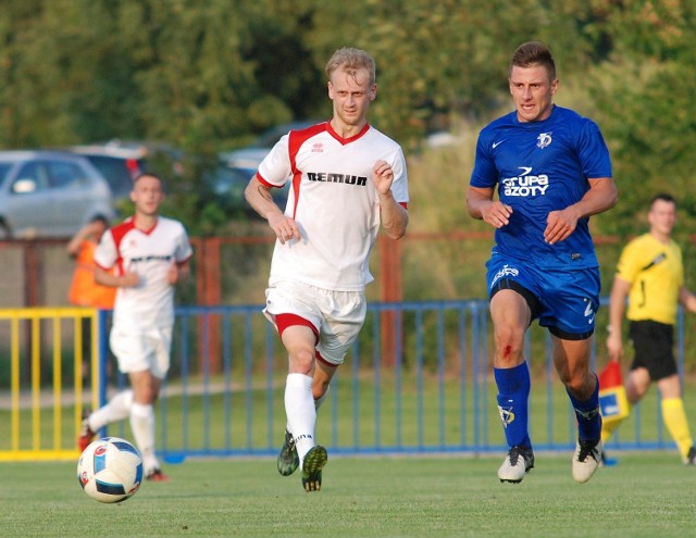 Jan Kowalski (przy piłce) był jedynym wyróżniającym się zawodnikiem Wiernej Małogoszcz w meczu ze Stalą Rzeszów.