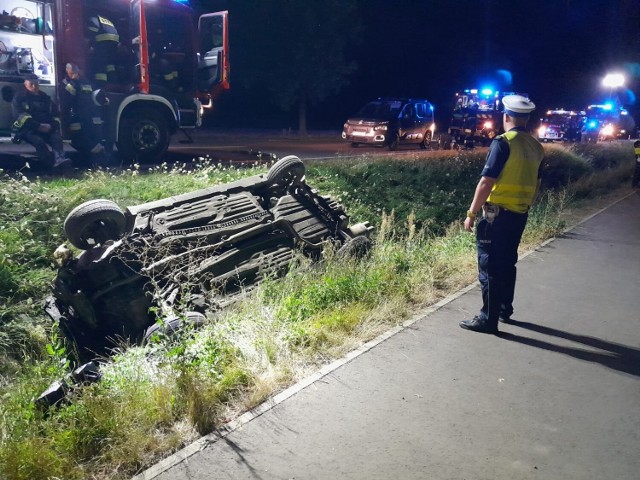 Tragiczny wypadek w Szadku. Nie udało się uratować 27-letniej pasażerki samochodu. Kobieta zmarła w szpitalu.