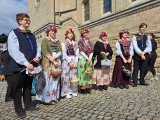 Wielka Sobota. Święcenie pokarmów w strojach rozbarskich w kościele św. Jacka w Bytomiu to tradycja, przekazywana z pokolenia na pokolenie