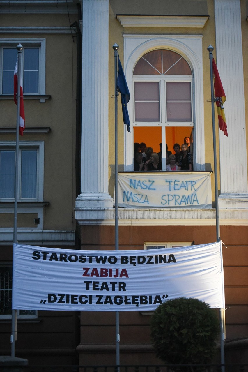 Protest aktorów teatru Dzieci Zagłębia w Będzinie...