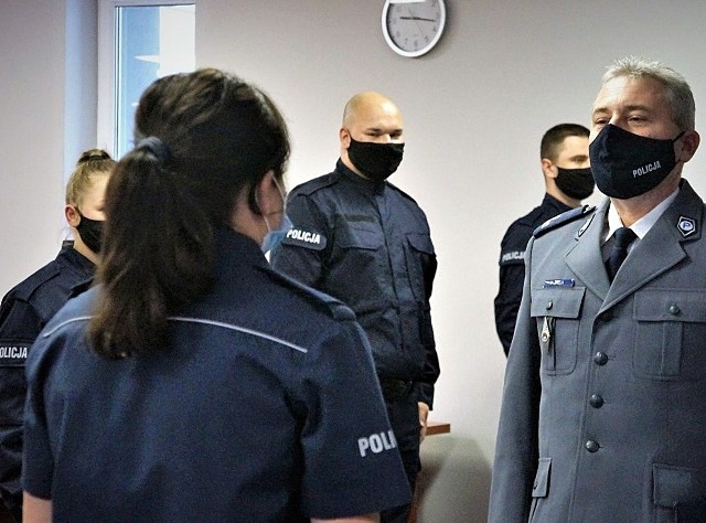 Nowi policjanci złożyli ślubowanie w Komendzie Powiatowej Policji w Wodzisławiu ŚląskimZobacz kolejne zdjęcia/plansze. Przesuwaj zdjęcia w prawo - naciśnij strzałkę lub przycisk NASTĘPNE