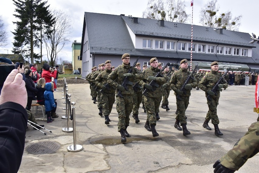 Żołnierze Obrony Terytorialnej z Grójca złożyli przysięgę wojskową w Książenicach. Zobacz zdjęcia