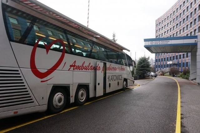 Ponad 13 litrów krwi zebrano w ambulansie przed wejściem do Komendy Wojewódzkiej Policji w Katowicach