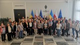 Seniorzy z gminy Opatowiec byli na wycieczce w Warszawie. Zwiedzili gmach parlamentu i zapoznali się z jego historią. Zobaczcie zdjęcia