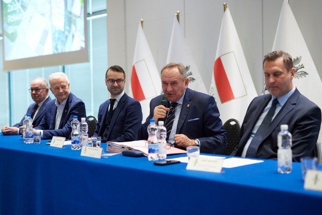 Tomasz Poręba (trzeci z lewej) został wybrany wiceprezesem PKOL po raz drugi.