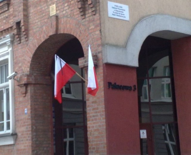 Flagi z kirem na siedzibie NFZ w Białymstoku