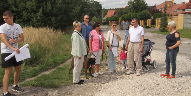 We wtorek część osób mieszkających przy ulicy Karczunek wyszła na drogę, by dać wyraz sprzeciwu jej modernizacji. Obawiają się, że po modernizacji ulicy Karczunek zwiększy się na niej ruch.