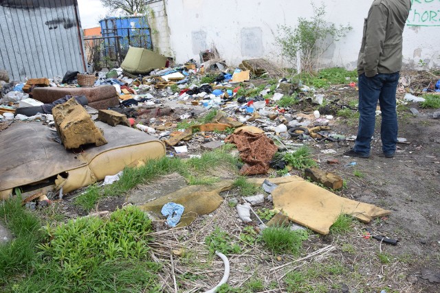 Jedno z większych dzikich wysypisk śmieci - już częściowo uprzątnięte - znajduje się przy ul. Głowackiego 6 na osiedlu Tarpno w Grudziądzu.
