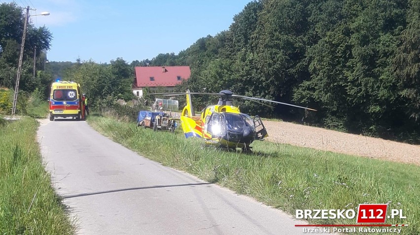 Doły. Traktorzysta został przygnieciony przez ciągnik, mężczyzna trafił do szpitala [ZDJĘCIA]