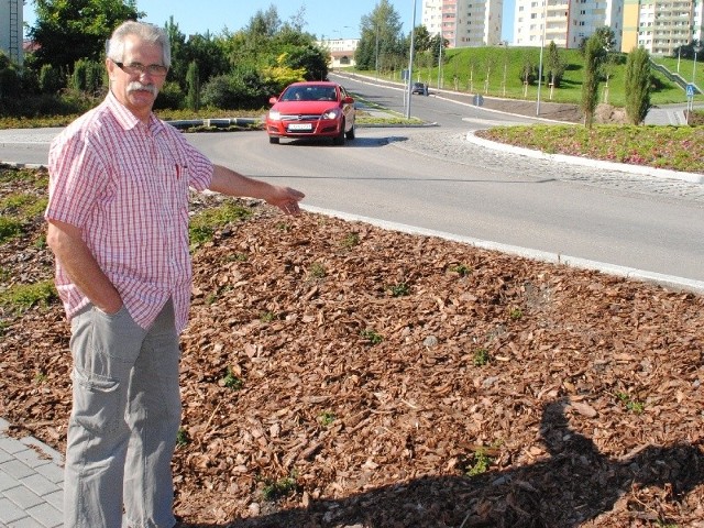 - Przez to rondo nawiedzają nas powodzie - mówi Romuald Grudzień