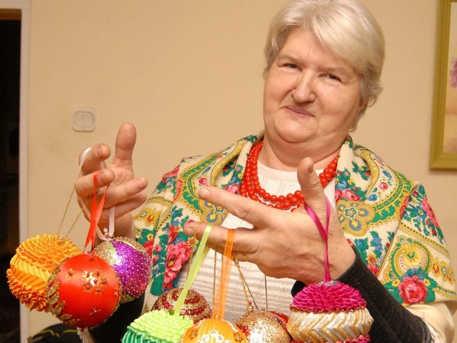 67-letnia Zofia Orczyk, członkini KGW z Nowej Wsi od 2 lat robi świąteczne bombki.