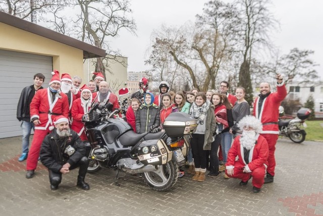 Chwilę po wręczeniu prezentów podopieczni Zespołu Placówek „Dobra Chata” w Kielcach wspólnie fotografowali się z Mikołajami-motocyklistami z Grupy Świętokrzyskiej BMW Klubu Motocykle Polska.