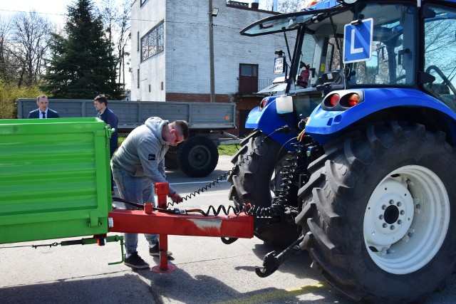 Po części pisemnej  uczniowie sprawdzili się z  prowadzenia ciągnika na placu manewrowym. Oceniano umiejętność parkowania, cofania, a przygotowania ciągnika do jazdy z przyczepą i inne czynności związane z prowadzeniem ciągnika. Więcej na kolejnych zdjęciach