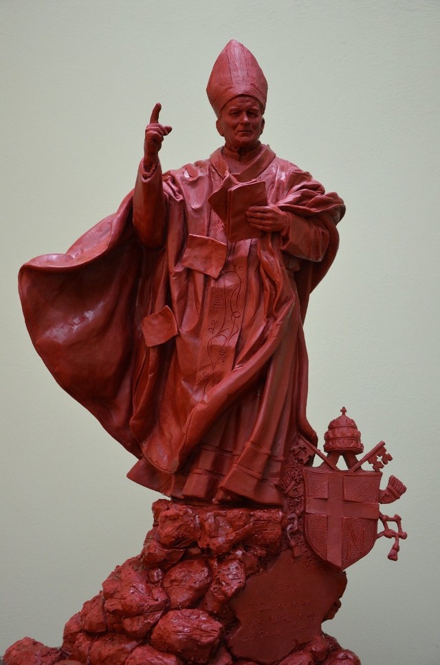 Tak wygląda wstępny projekt pomnika świętego Jana Pawła II, jaki za rok stanie na placu w Masłowie. Autorem projektu jest Michał Pronobis.