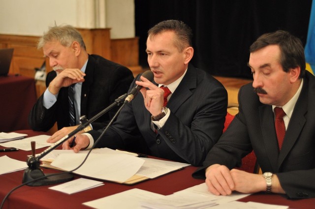 Dariusz Kołek (w środku) pozostanie przewodniczącym Rady Miasta Tarnobrzega.