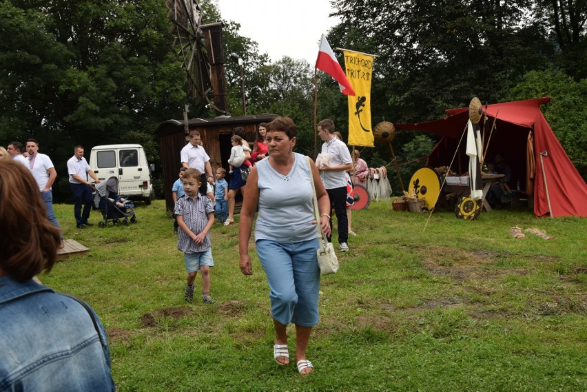 Szymbark. XV Panorama Kultur. W skansenie głośno gra muzyka, jest mnóstwo ludzi, są stoiska z rękodziełem, gospodynie częstują pysznościami