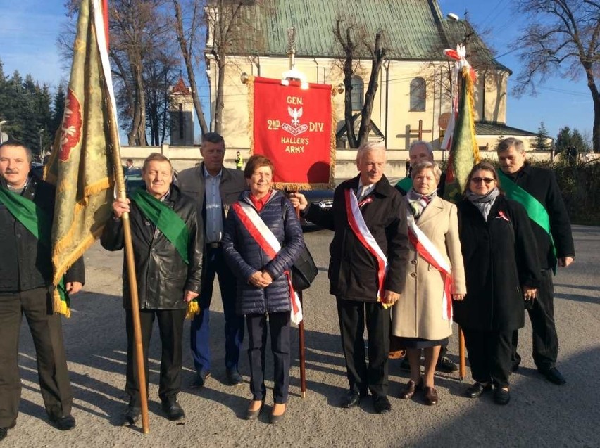 Ludowcy w Wierzchosławicach ze sztandarem gen. Hallera