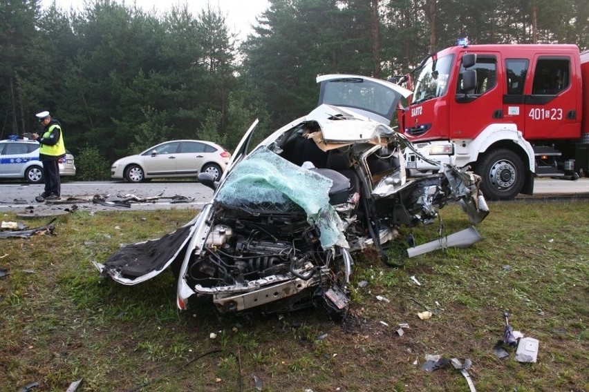 Ciężki wypadek w Mierzęcicach. Jeden kierowca nie żyje, drugi nie miał prawa jazdy [WIDEO, ZDJĘCIA]