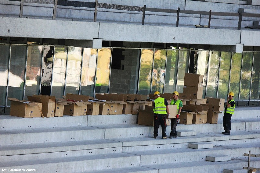 Na stadionie Górnika Zabrze rozpoczął się montaż krzesełek.