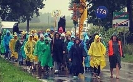 W środę rano pielgrzymów I kolumny w Radoszycach zastał deszcz. - Jesteśmy przygotowani na wszystko. W ruch poszły płaszcze przeciwdeszczowe, niektórzy mają nawet kalosze  – mówią pątnicy z grupy 17 a z Białobrzegów.