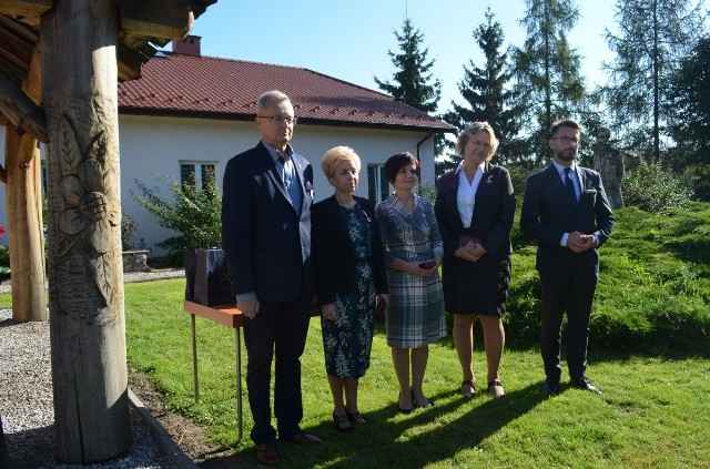 Na zdjęciu od lewej: burmistrz Arkadiusz Sulima, Elżbieta Cywka, Lidia Choroś, Monika Krześniak, poseł Radosław Fogiel.
