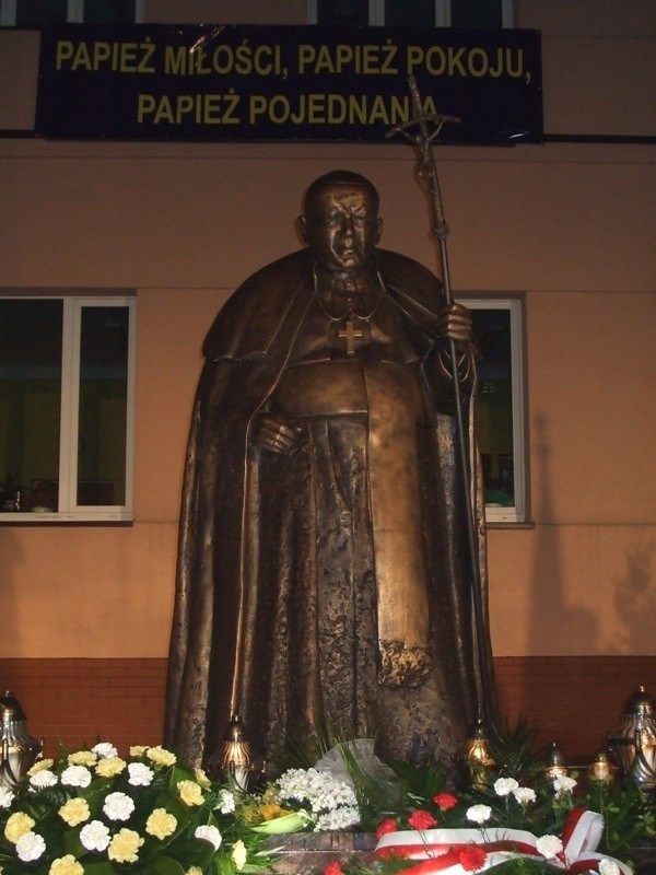 Nowy pomnik papieza juz w Ostrowi