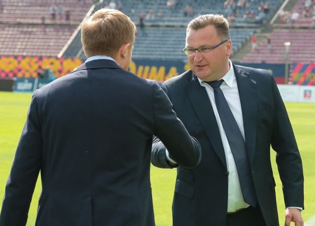 Piotr Stokowiec i Czesław Michniewicz w uścisku dłoni przed niedzielnym meczem.