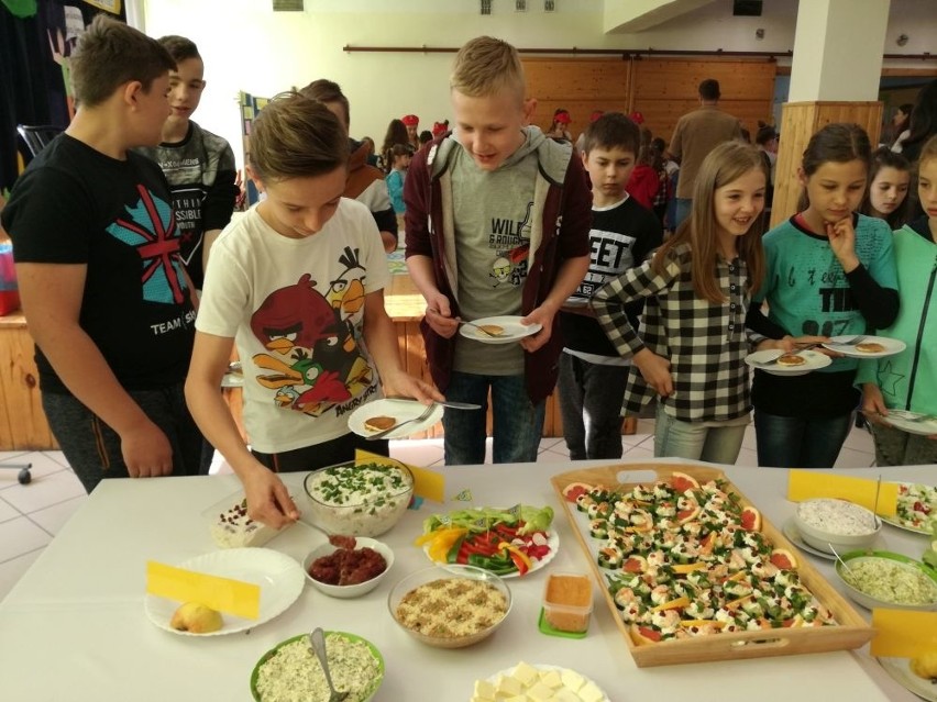 Gmina Gniewoszów. Znajdź czas na śniadanie - akcja w w Zespole Szkolno – Przedszkolnym w Gniewoszowie