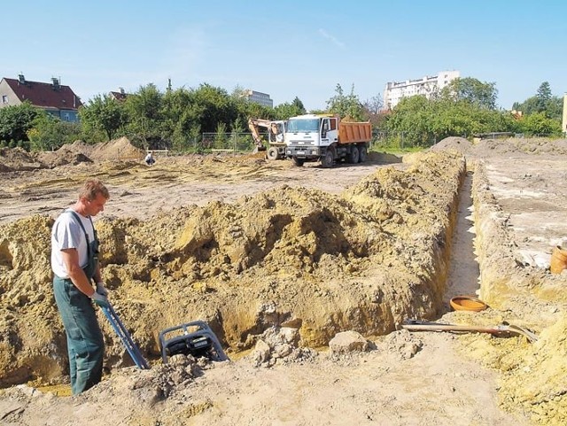 Przy ul. Traugutta wkrótce stanie nowy sklep, prawdopodobnie spożywczo &#8211; przemysłowy. 