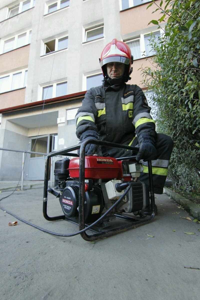 Wrocław: Strażacy dostarczają prąd, by utrzymać mężczyznę przy życiu [FOTO]