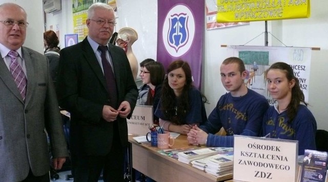 Dyrektor Liceum Ogólnokształcącego Eugeniusz Bogacz i wicestarosta Marek Omasta interesowali się oferta edukacyjną placówek oświatowych.