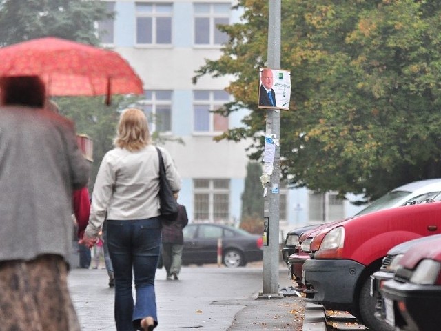 Sztab wyborczy Tadeusza Gospodarczyka, kandydata do Sejmu z Polskiego Stronnictwa Ludowego, poinformował media, że w nocy z 19 na 20 września niszczone były plakaty wyborcze ludowców, które znajdowały się na słupach oświetleniowych.