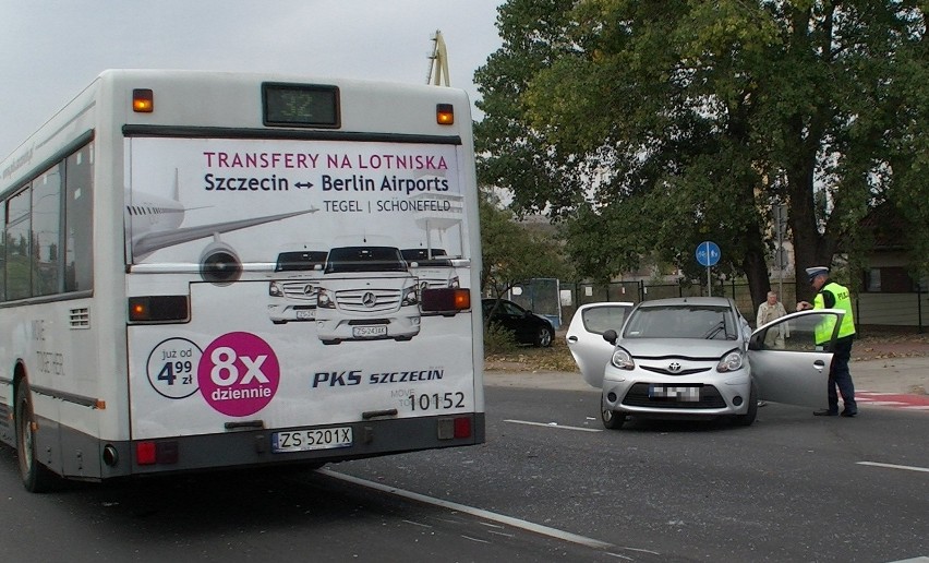 Wypadek na ul. Gdańskiej. Autobus zderzył się z osobówką 