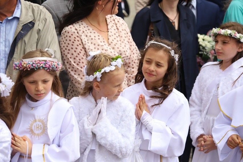 W parafii św. Antoniego na Wrzosach dzieci przystąpiły do Pierwszej Komunii Świętej ZDJĘCIA