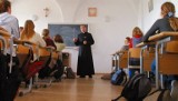 Uczniowie szkół średnich w Skarżysku-Kamiennej rezygnują z lekcji religii. Znamy statystyki