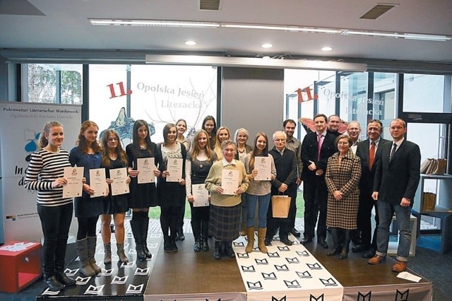 Podsumowanie konkursu w Miejskiej Bibliotece Publicznej w Opolu zakończyło się wspólnym zdjęciem laureatów.