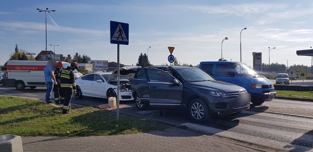 Po zderzeniu dwóch aut korkuje się rondo przy Kauflandzie w Białogardzie.Na szczęście nikt nie ucierpiał. Zachowajcie szczególną ostrożność. Zobacz także Wypadek śmigłowca koło Białogardu 